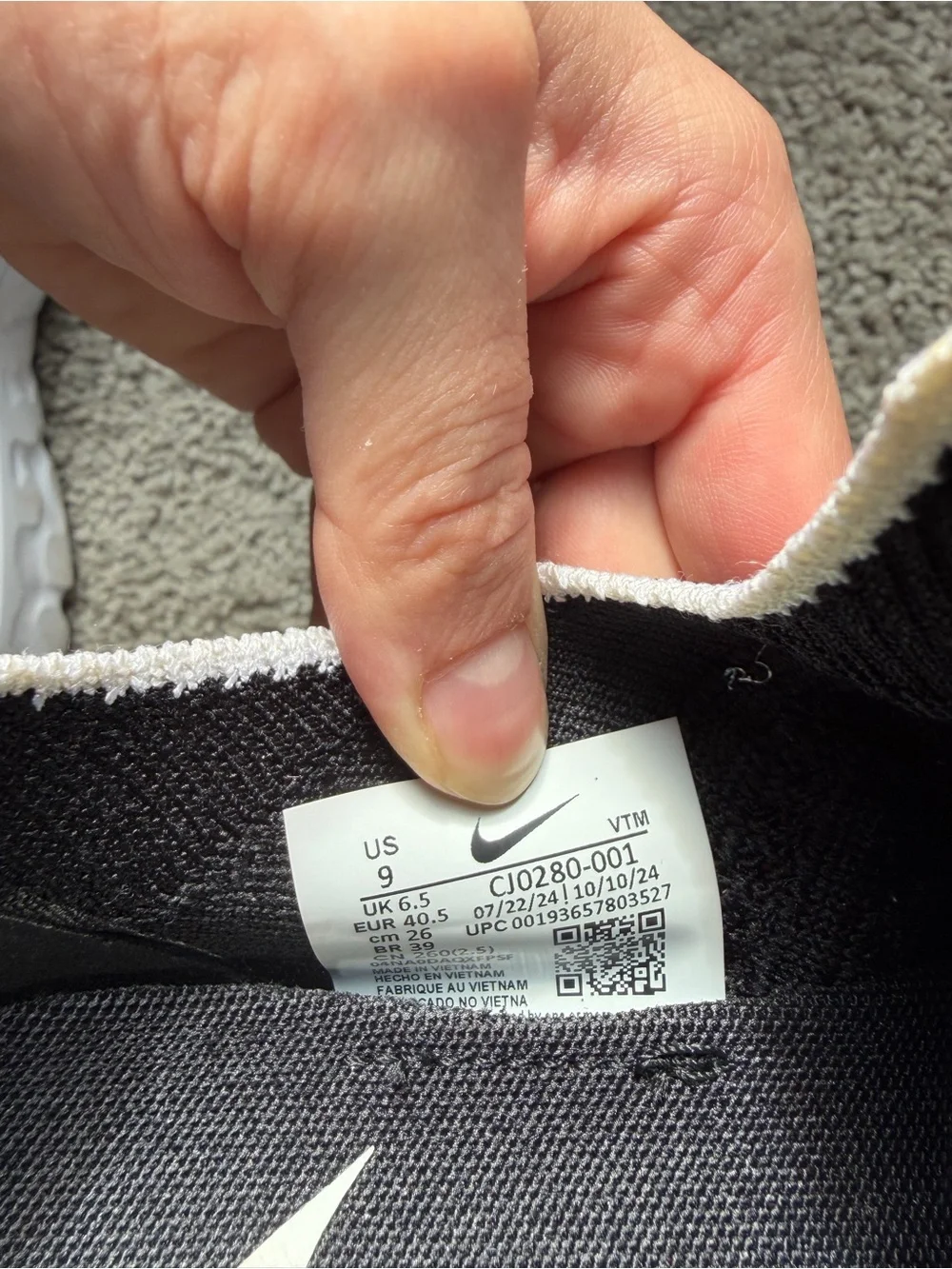 Women's Nike React Phantom Run Flyknit 2 Black White Size 9 - Picture 6 of 6